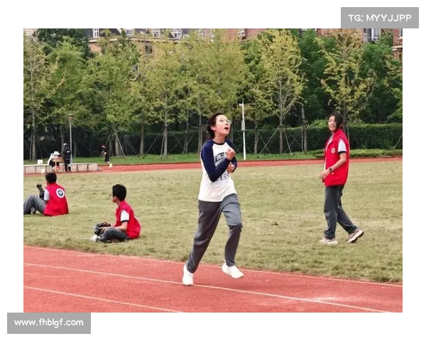 跑步前进赛事(跑步比赛前的动作)